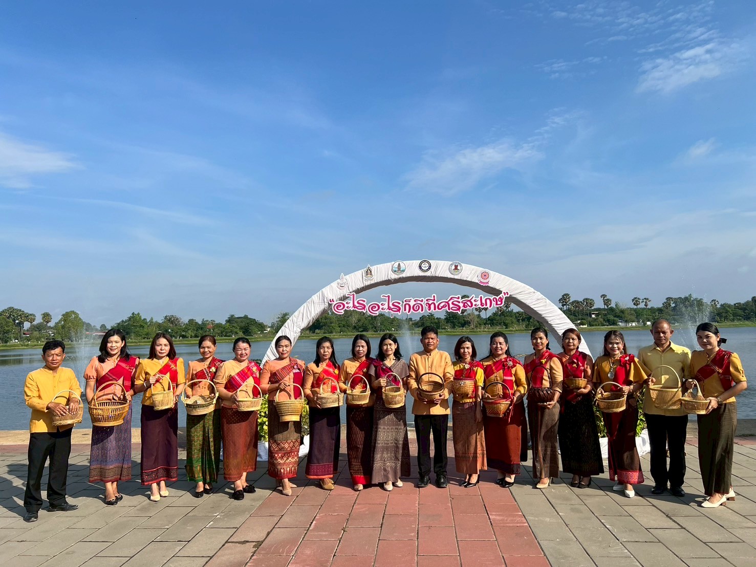 โครงการรณรงค์แต่งกายด้วย ผ้าไทย และผ้าพื้นเมืองจังหวัดศรีสะเกษ “ศรีสะเกษพร้อมใจ นุ่งผ้าไทย ใส่บาตร ทำความดีวิถีพอเพียง”
